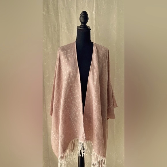 ✨Gentle Fawn cream and pink shawl in good/fair condition. ✨ - Picture 5 of 7